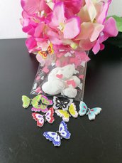 Sacchetto porta confetti con cuoricini fucsia e  rosa e farfalla in legno 