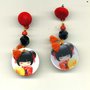 ORECCHINI con bambolina Kimmo giapponese rossa e nera su disco in madreperla, regalo per lei, orecchini rossi, orecchini con bambolina