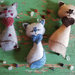 Teneri gattini in feltro con dettagli in feltro di lana e strass