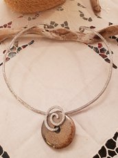 Collana girocollo semirigida modellabile in alluminio battuto diamantato con perla in ceramica greca artigianale.