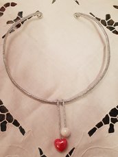 Collana girocollo modellabile in alluminio battuto diamantato con perle in ceramica greca