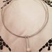 Collana girocollo modellabile in alluminio battuto diamantato con perle in ceramica greca