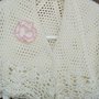 Preziosa mantellina/coprispalle lavorata a uncinetto con lana color panna e impreziosita da un fiore dal  contorno  rosa