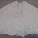 Preziosa mantellina/coprispalle lavorata a uncinetto con lana color panna e impreziosita da un fiore dal  contorno  rosa