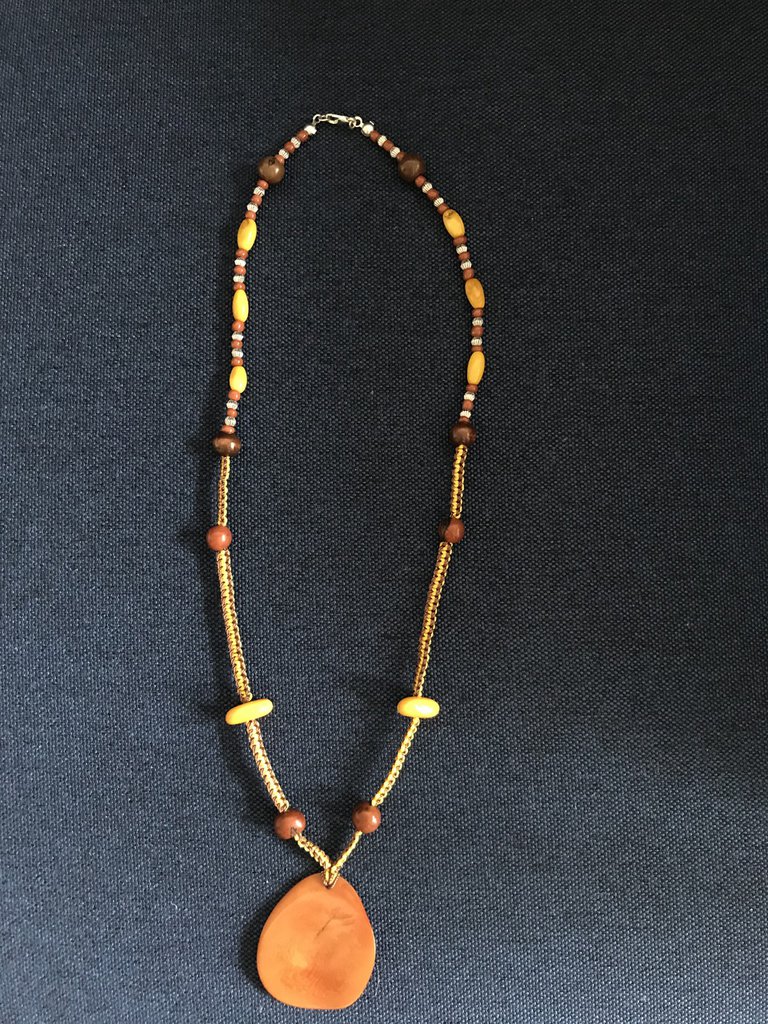 Collana stile etnico realizzata a mano con ciondolo in plastica ter