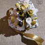 Cuore in midollino bianco, fiori e boccioli cuciti a mano, giallo bianco