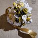 Cuore in midollino bianco, fiori e boccioli cuciti a mano, giallo bianco