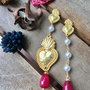 Orecchini Cuore Sacro pendenti con perni ed elementi in zama, perle e pietre dure 