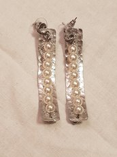 Orecchini pendenti a lobo in alluminio battuto con perle 