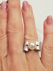 Anello in alluminio battuto con perla