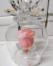 Bomboniera campana vetro con doppio anemone cristallo e rosa eterna 