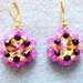 Orecchini piccoli di perle e cristalli in viola e giallo