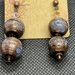 Orecchìni con perle in vetro colore Bronzo e inserti striati colore Turchese 