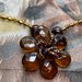 Collana con perle in legno marrone scuro, biconi acrilico color oro e perline conterie