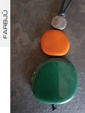 Collana ciondolo con elementi piatti in resina colore verde/terracotta/argento spazzolato