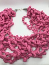 Collana fatta a mano della serie “Colored knots” nodi colorati.