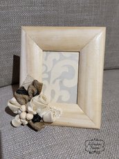 Cornice portafoto in legno chiaro, fiori e boccioli cuciti a mano, avorio, beige