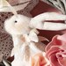 Ghirlanda con coniglio e fiori