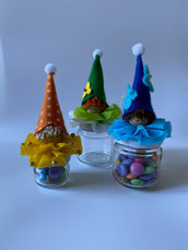 Bomboniera con Folletti Colorati, su barattolino di vetro (porta confetti)