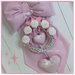 Fiocco nascita in piquet di cotone rosa decorato con corona in viticcio, roselline bianche e un cuore rosa
