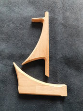 Set 2 pezzi in legno di rovere per formare 1 barca a vela stilizzata con bandiera.