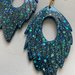 Orecchini pendenti in resina a forma di foglia sui toni del blu, azzurro e verde