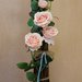 Composizione floreale fascina  con rami in legno e rose sintetiche