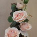 Composizione floreale fascina  con rami in legno e rose sintetiche