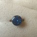 Anello colore blu con piccole pietre immerse nella resina