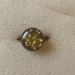 Anello colore oro trasparente con piccole pietre immerse nella resina