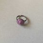 Anello colore violetto con piccole pietre dello stesso colore in superficie