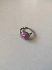 Anello colore violetto con piccole pietre dello stesso colore in superficie
