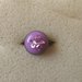 Anello colore violetto con piccole pietre dello stesso colore in superficie