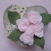 Scatolina portaoggetti a forma di 💗 cuore, in pannolenci, con applicazioni floreali, colore rosa chiaro.