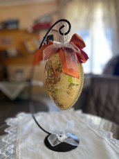 Uovo di Pasqua decorato in découpage
