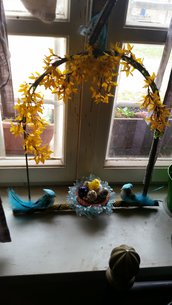 composizione di Pasqua con uova e uccellini azzurri
