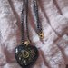 Collana con cabochon a cuore, in resina