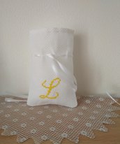 Inserzione riservata n.70 sacchettini tela aida bianca con ricamo iniziale "L"