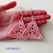 Orecchini crochet triangolari rosa