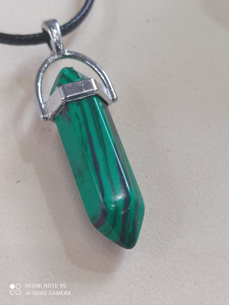 Cristallo Di Malachite Lucidato Utilizzato Per La Guarigione. Immagine
