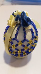 Uovo di Pasqua con rete di perline blu