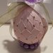 Uovo di Pasqua con rete e perle rosa
