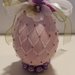 Uovo di Pasqua con rete e perle rosa