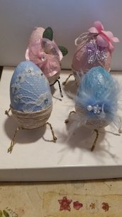 Uova di Pasqua rosa e azzurre