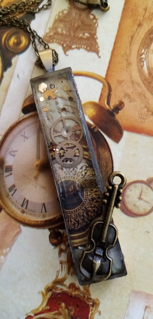 Collana realizzata a mano con catenella in metallo dorato con ciond