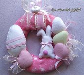 Ghirlanda pasquale con coniglietto ed uova in rosa, giallo e panna