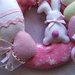 Ghirlanda pasquale con coniglietto ed uova in rosa, giallo e panna
