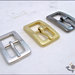 2 fibbie doppie in metallo cromato, spazio interno mm. 10 disponibili in 3 colori: oro chiaro, argento, canna di fucile