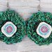 Parure Choker + orecchini lavorati a uncinetto in lamé verde e nero con disegno fiore su plastica riciclata da vecchie bottiglie.