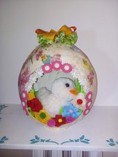 Grande uovo decorato con pulcino e fiori